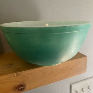 Vintage Pyrex turquoise-green #403 mixing bowl.